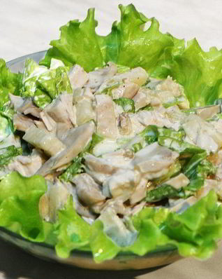 Салат пикантный с курицей и грибами