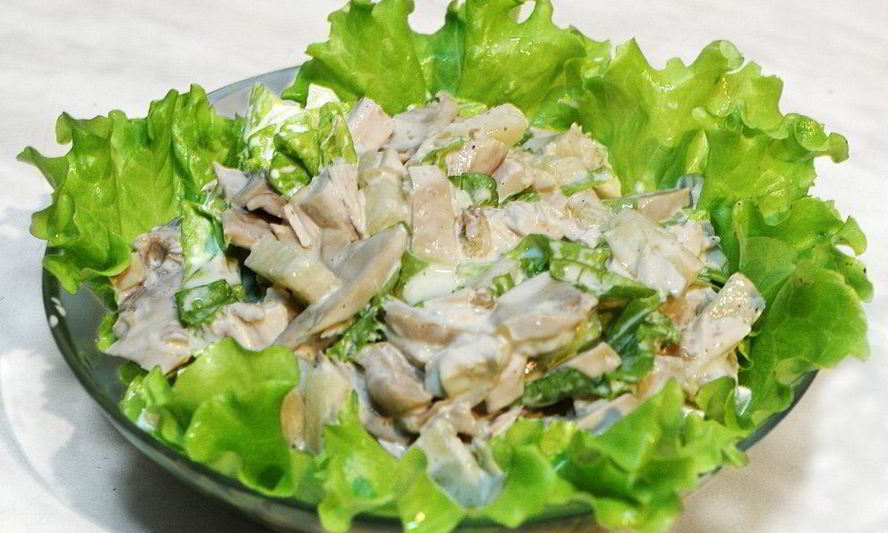 Рецепт салата пикантного с курицей и грибами