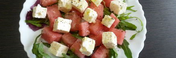 салат с арбузом и овечьим сыром