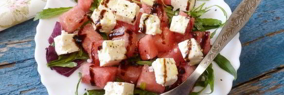 салат с арбузом и овечьим сыром