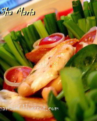 Салат с фасолью и курицей в луковой корзинке