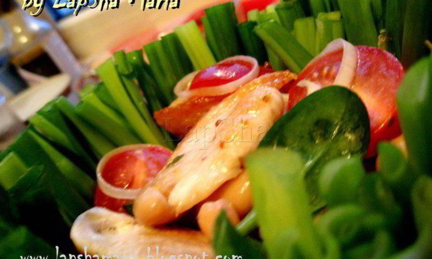 Рецепт салата с фасолью и курицей в луковой корзинке