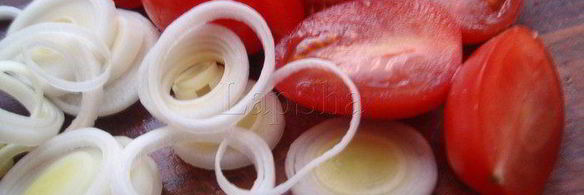 салат с фасолью и курицей в луковой корзинке