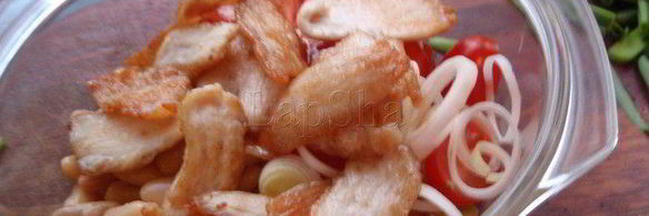 салат с фасолью и курицей в луковой корзинке