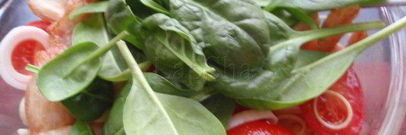 салат с фасолью и курицей в луковой корзинке