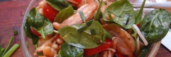 салат с фасолью и курицей в луковой корзинке