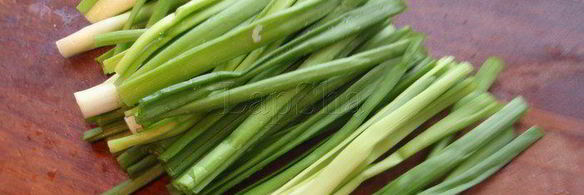 салат с фасолью и курицей в луковой корзинке