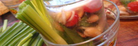 салат с фасолью и курицей в луковой корзинке