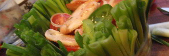 салат с фасолью и курицей в луковой корзинке