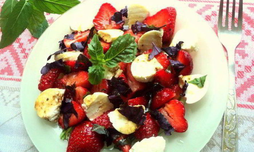 Рецепт салата с клубникой и адыгейским сыром