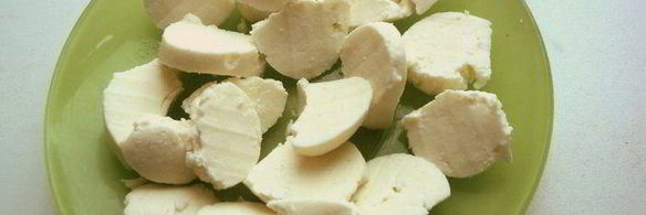 салат с клубникой и адыгейским сыром