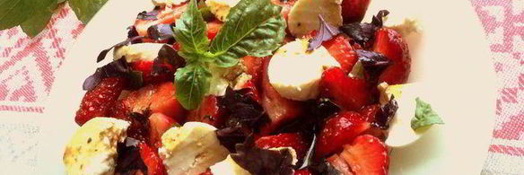 салат с клубникой и адыгейским сыром