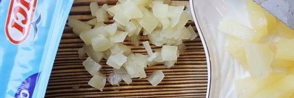 салат с крабовыми палочками и ананасом