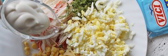 салат с крабовыми палочками и ананасом