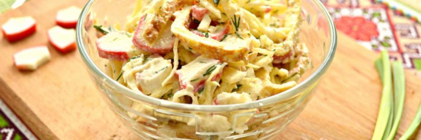 Салат с крабовыми палочками и яичными блинчиками