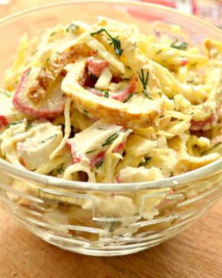 Салат с крабовыми палочками и яичными блинчиками