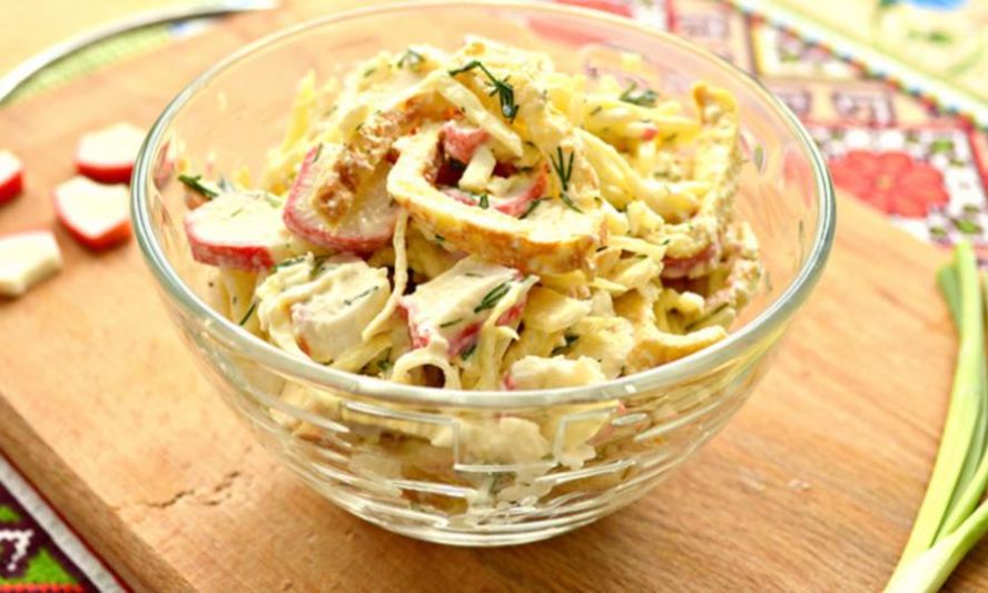 Рецепт салата с крабовыми палочками и яичными блинчиками