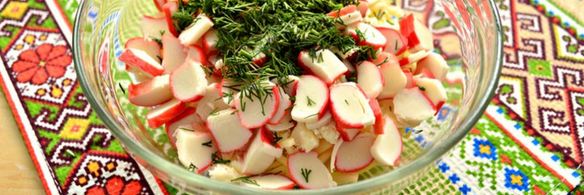 салат с крабовыми палочками и яичными блинчиками