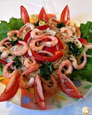 Салат с креветками и фунчозой