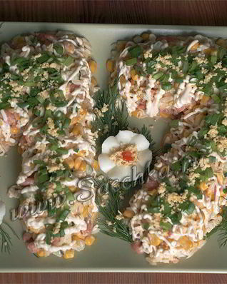 Салат с креветками и кукурузой