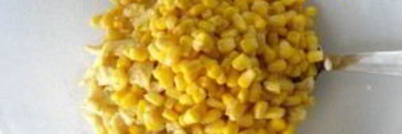 салат с кукурузой и яйцами