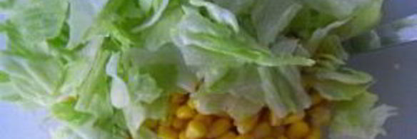 салат с кукурузой и яйцами