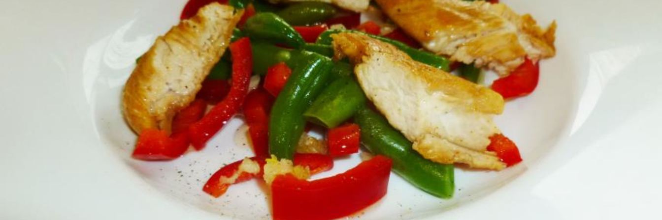 Салат с курицей и стручковой фасолью