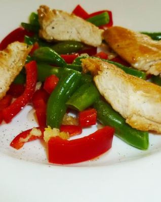 Салат с курицей и стручковой фасолью