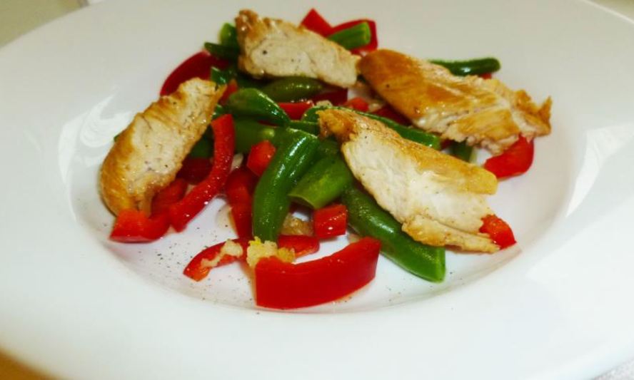 Рецепт салата с курицей и стручковой фасолью