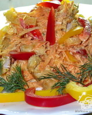 Салат с курицей, перцем и морковью