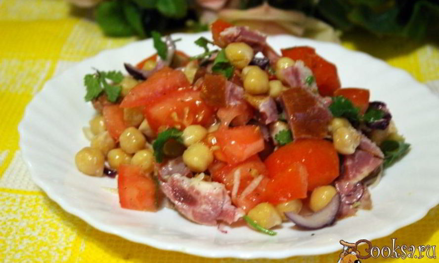 Рецепт салата с нутом, копченым мясом и помидорами