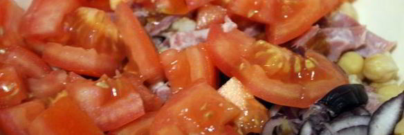 салат с нутом, копченым мясом и помидорами