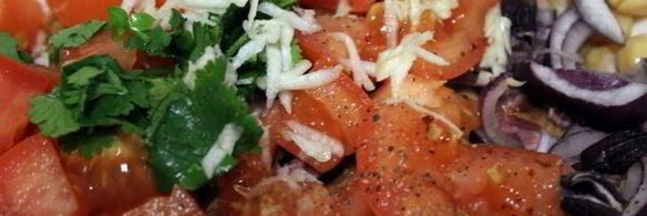 салат с нутом, копченым мясом и помидорами