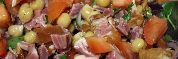 салат с нутом, копченым мясом и помидорами