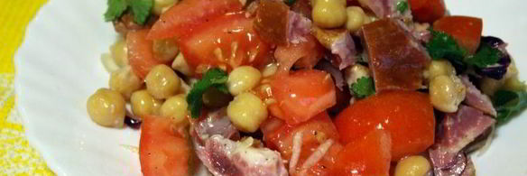салат с нутом, копченым мясом и помидорами