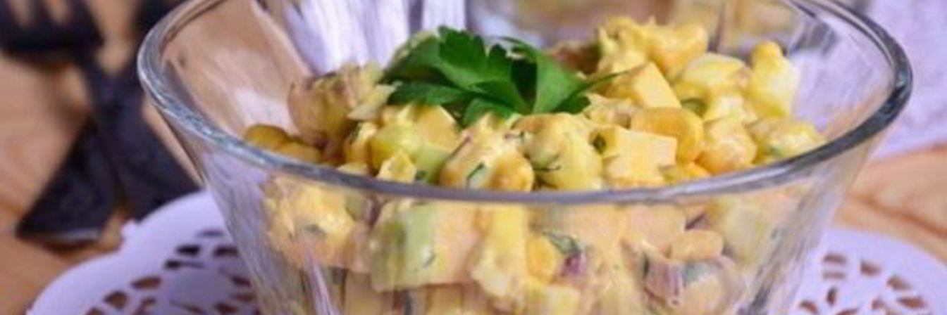 Салат с печенью трески и кукурузой