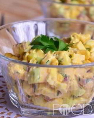 Салат с печенью трески и кукурузой