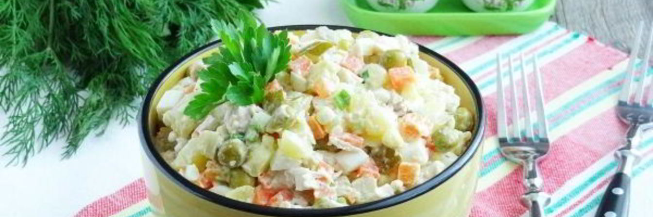 Салат Столичный с курицей и солеными огурцами