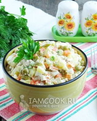 Салат Столичный с курицей и солеными огурцами