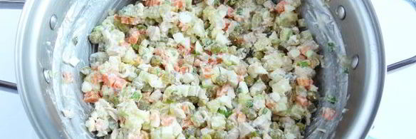 салат столичный с курицей и солеными огурцами