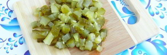 салат столичный с курицей и солеными огурцами