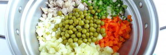 салат столичный с курицей и солеными огурцами