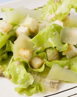 Салат Цезарь с анчоусами