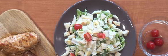 салат цезарь с беконом