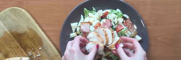 салат цезарь с беконом