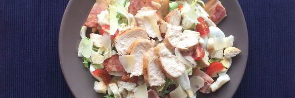 салат цезарь с беконом