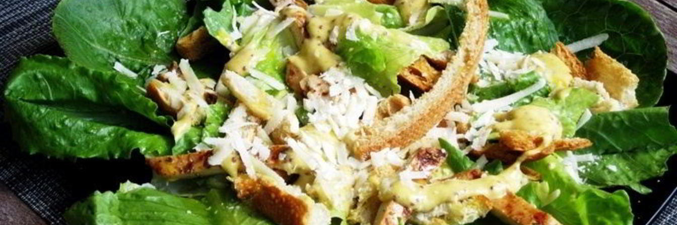 Салат Цезарь с курицей