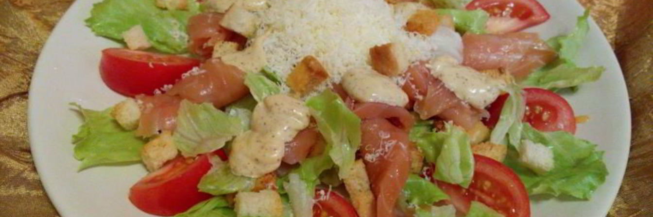 Салат Цезарь с лососем