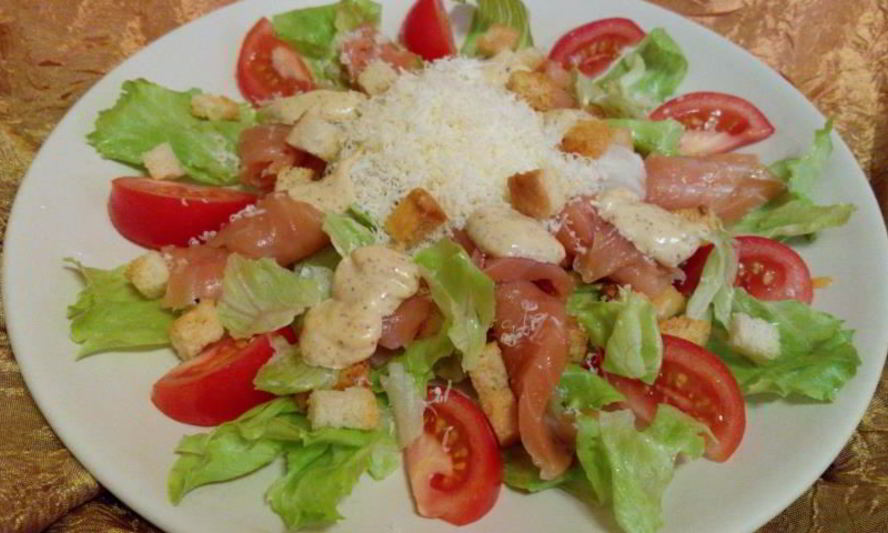 Рецепт салата цезарь с лососем