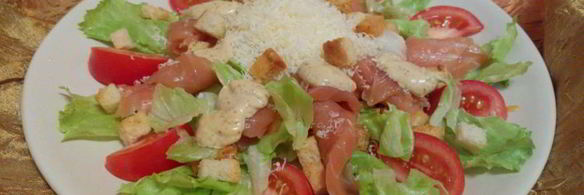 салат цезарь с лососем